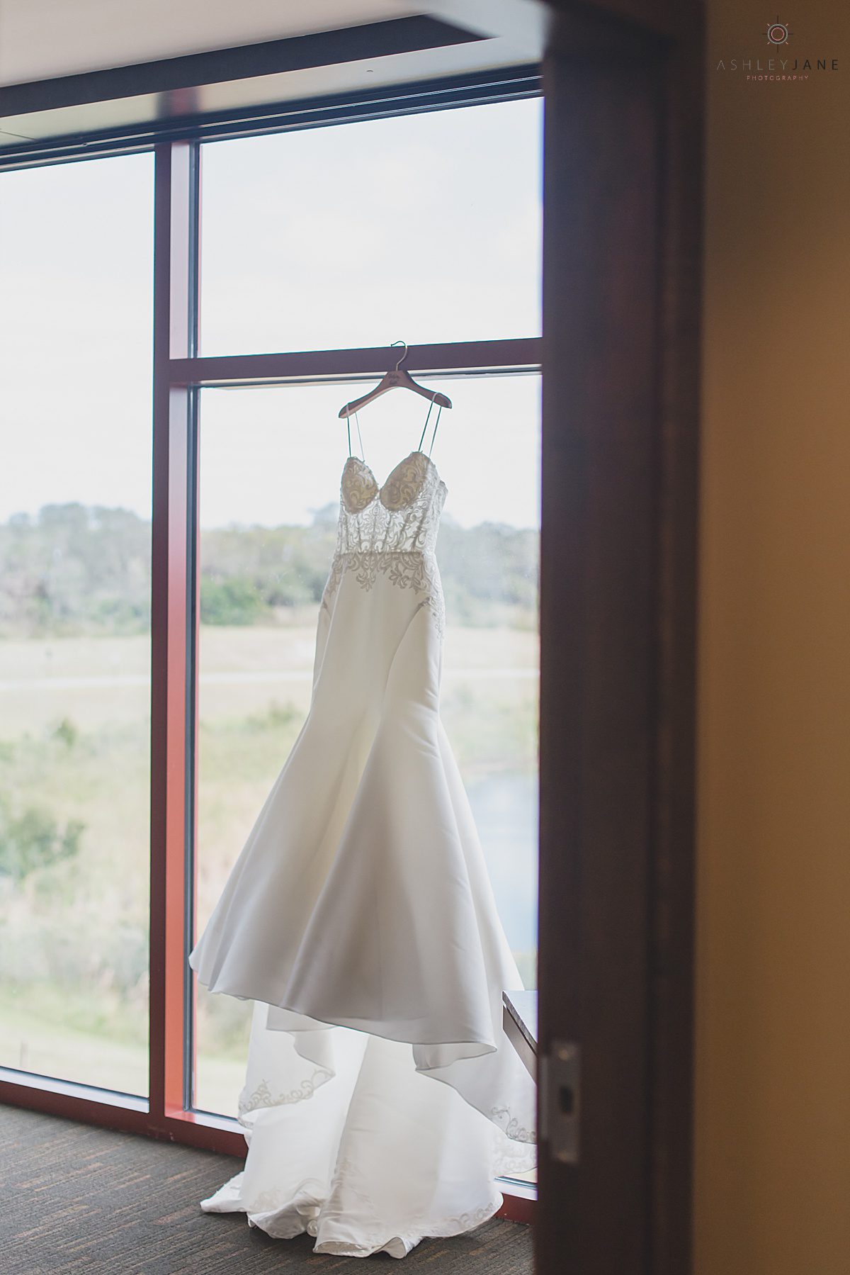 Sweetheart corset trumpet bridal gown shot by orlando wedding photographer