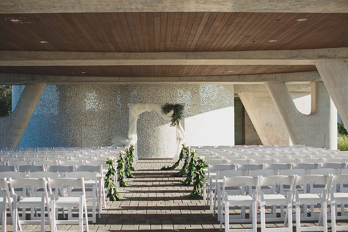 Modern and classic ceremony decor at the Clubhouse at Streamsong Red 